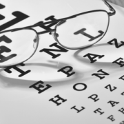 Actualités des Ophtalmologues de Orsay : image de lunettes et table de lecture